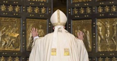 Papa Francisco abre a Porta Santa da Basílica de São Pedro no Jubileu da Misericórdia - 08/12/2015 (Vatican Media)