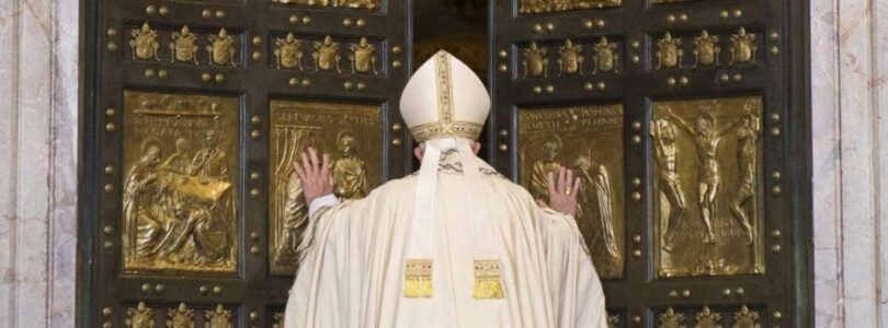 Papa Francisco abre a Porta Santa da Basílica de São Pedro no Jubileu da Misericórdia - 08/12/2015 (Vatican Media)